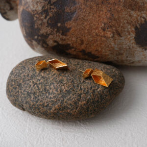 手工锤纹双菱几何哑光金耳坠